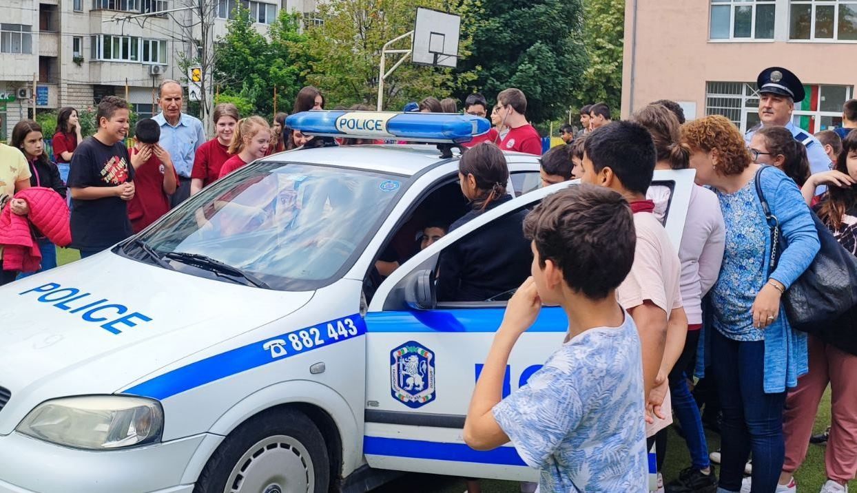 Поднасяне на венци и демонстрации на техника за празника на МВР в Русе ...